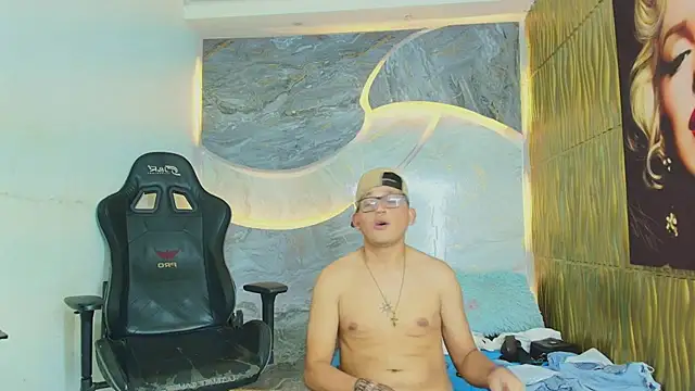 Drake_King19 Show in webcam