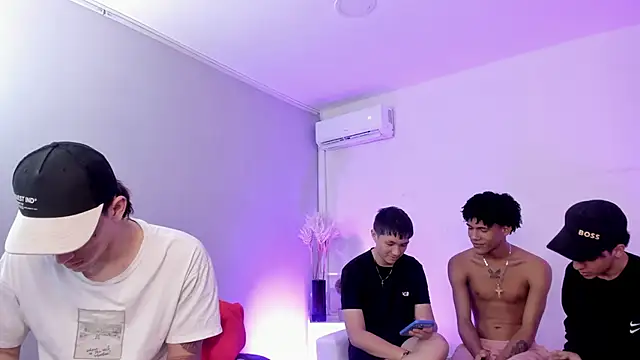 Handsomeboyss19 Adlı Modelin Canlı XXX Sohbeti