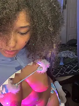 HonneyBunnyXO Show in webcam