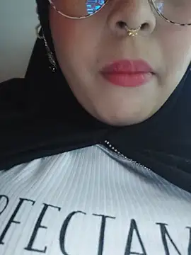 Elinaax Adlı Modelin Canlı XXX Sohbeti