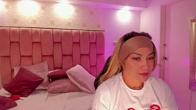aishathornee Adlı Modelin Canlı XXX Sohbeti