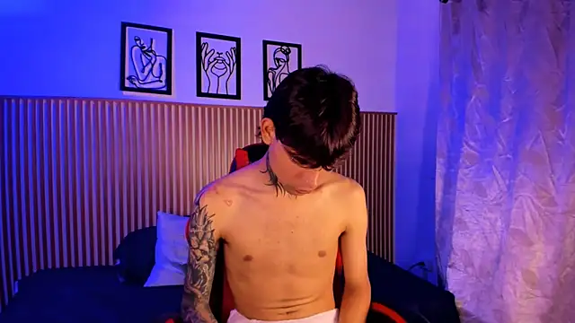 Darkxxx77: διαδικτυακό σόου στην κάμερα