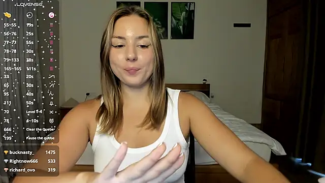 Pertunjukan Kamera Web ThreeshaWhite