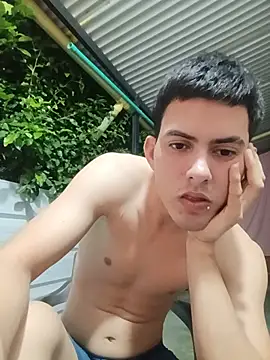 3hornys-straights' Live XXX Chat