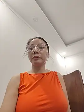 Famrita Live XXX-chat