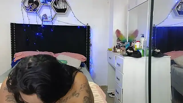 Chat +18 de charlotte_077 ao vivo