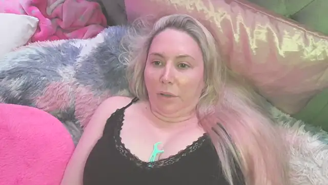 TheCougarNextDoor's Webcam Show