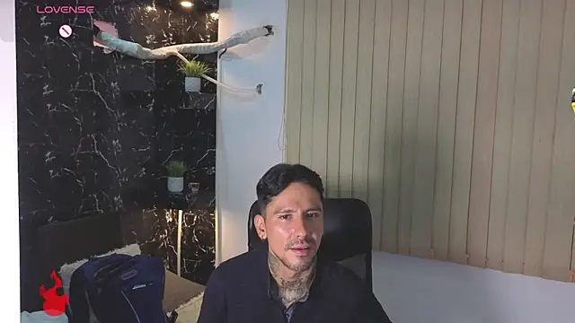 XXX chat uživo modela MR_EITHAN