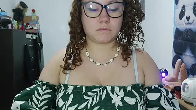 curly_greeneyed's Live XXX Chat