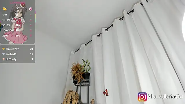 Chatroom XXX en direct de Mia-Valeria-