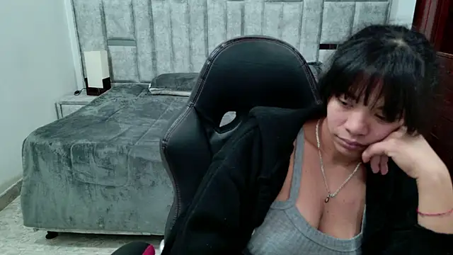 Chat +18 de laureentt_ ao vivo