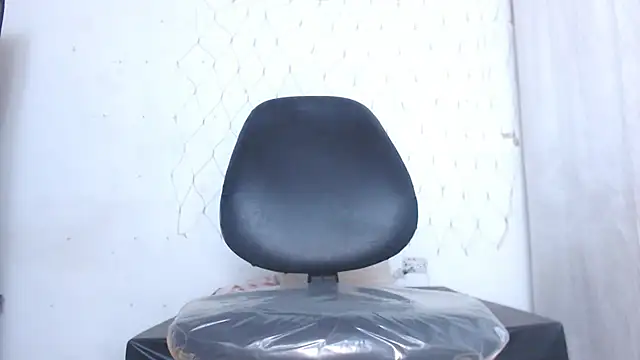 Chat +18 de valeriasquirt ao vivo