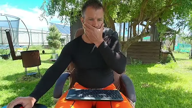 muscleangel18: διαδικτυακό σόου στην κάμερα