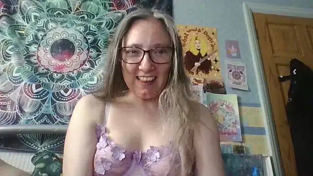 Izzylove47's Live XXX Chat