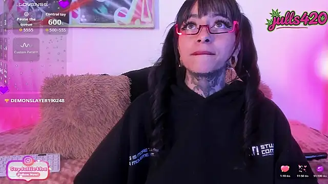 Julls420_ Adlı Modelin Canlı XXX Sohbeti