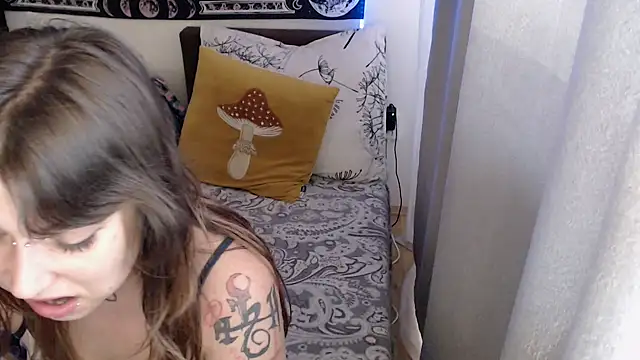 AlienforTwenty live XXX chat
