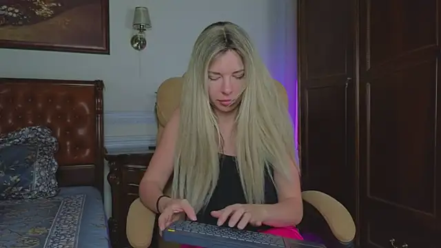 Real_Tini Live XXX-Chat