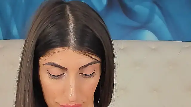 SkinnyDolly live XXX chat