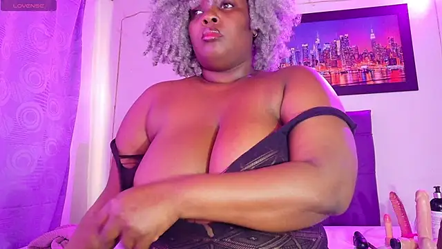 ebony_NeighborMoans Adlı Modelin Canlı XXX Sohbeti
