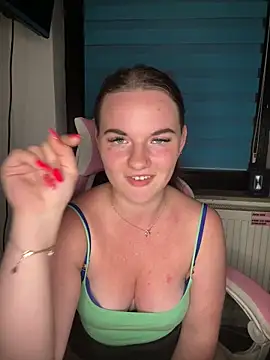 SecretSarah live XXX chat
