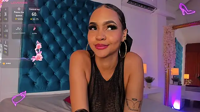 ZoeSantanna_ Adlı Modelin Canlı XXX Sohbeti