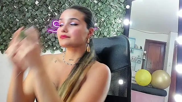 DestinyHills' Live XXX Chat