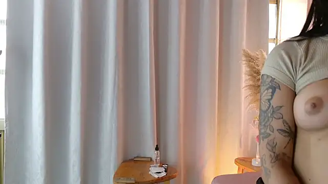 Emmy_And_Luna Chat XXX in diretta