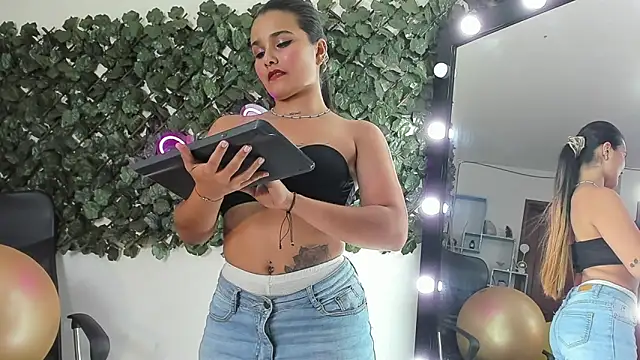 DestinyHills' Live XXX Chat