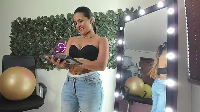 DestinyHills Adlı Modelin Canlı XXX Sohbeti