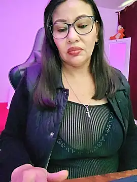 دردشة esmeralda_milf الجنسية المباشرة