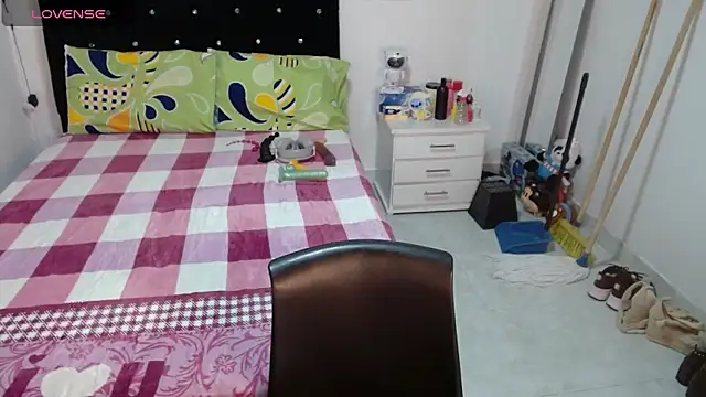 soniafuckboobs élő XXX-chatje