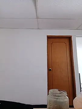 צ'אט XXX בשידור חי של Little_Doll25