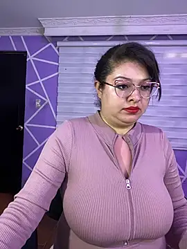 Chatroom XXX en direct de MiiaaJoness