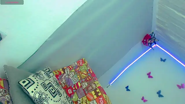 Perla_Hotcortes webcam show