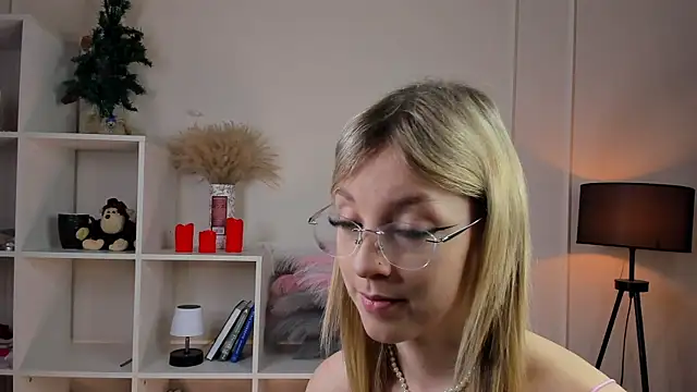 NovaOliphant's Webcam Show