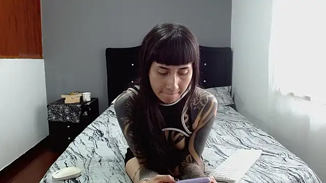 Emilia_1995 Adlı Modelin Canlı XXX Sohbeti