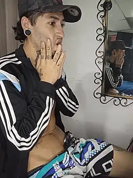 Tattoboy19cm's Live XXX Chat