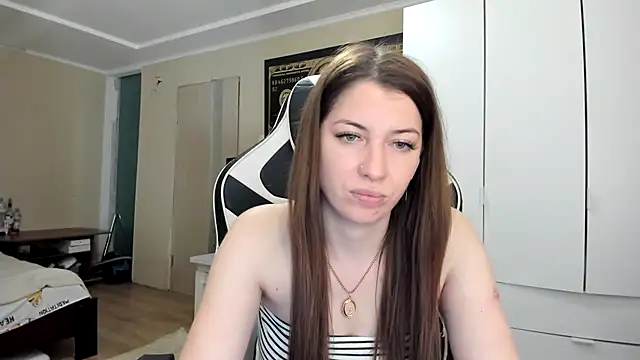 EmiLovsi Pertunjukan Webcam