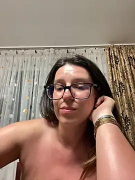 NadiraNoor 现场XXX聊天