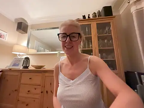 Laylaskyexx Adlı Modelin Canlı XXX Sohbeti