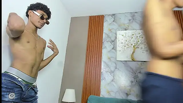 Chatroom XXX en direct de THREE_BLACK