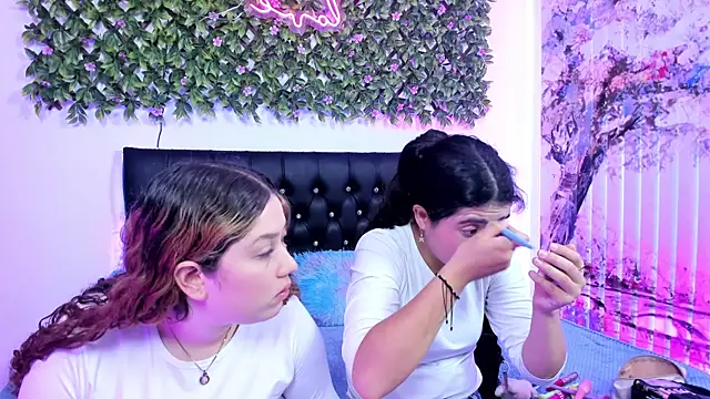 valeria_and_zoe Show in webcam