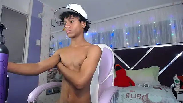 Santy_bigcock_01 Adlı Modelin Canlı XXX Sohbeti