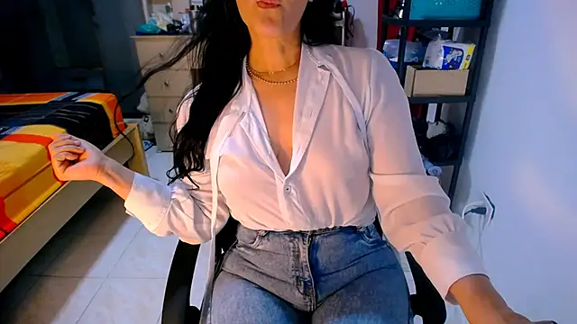 BitterMomXxx's Live XXX Chat