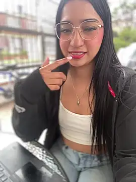 Daniela_Pink Adlı Modelin Canlı XXX Sohbeti