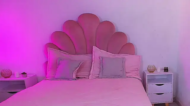 MiaColucci18's Live XXX Chat