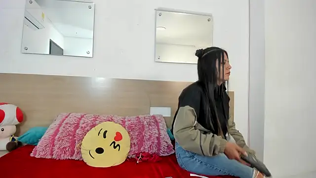 KiaraaBlack's Live XXX Chat