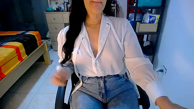 BitterMomXxx Adlı Modelin Canlı XXX Sohbeti