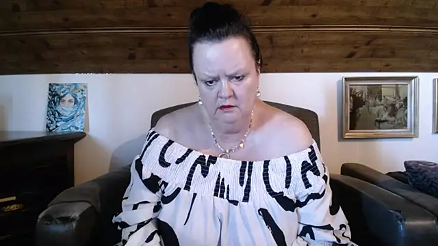 TiffanyMature Adlı Modelin Canlı XXX Sohbeti