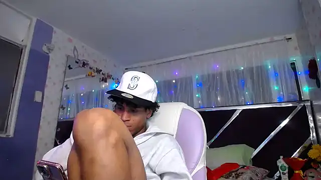 Santy_bigcock_01 élő XXX-chatje